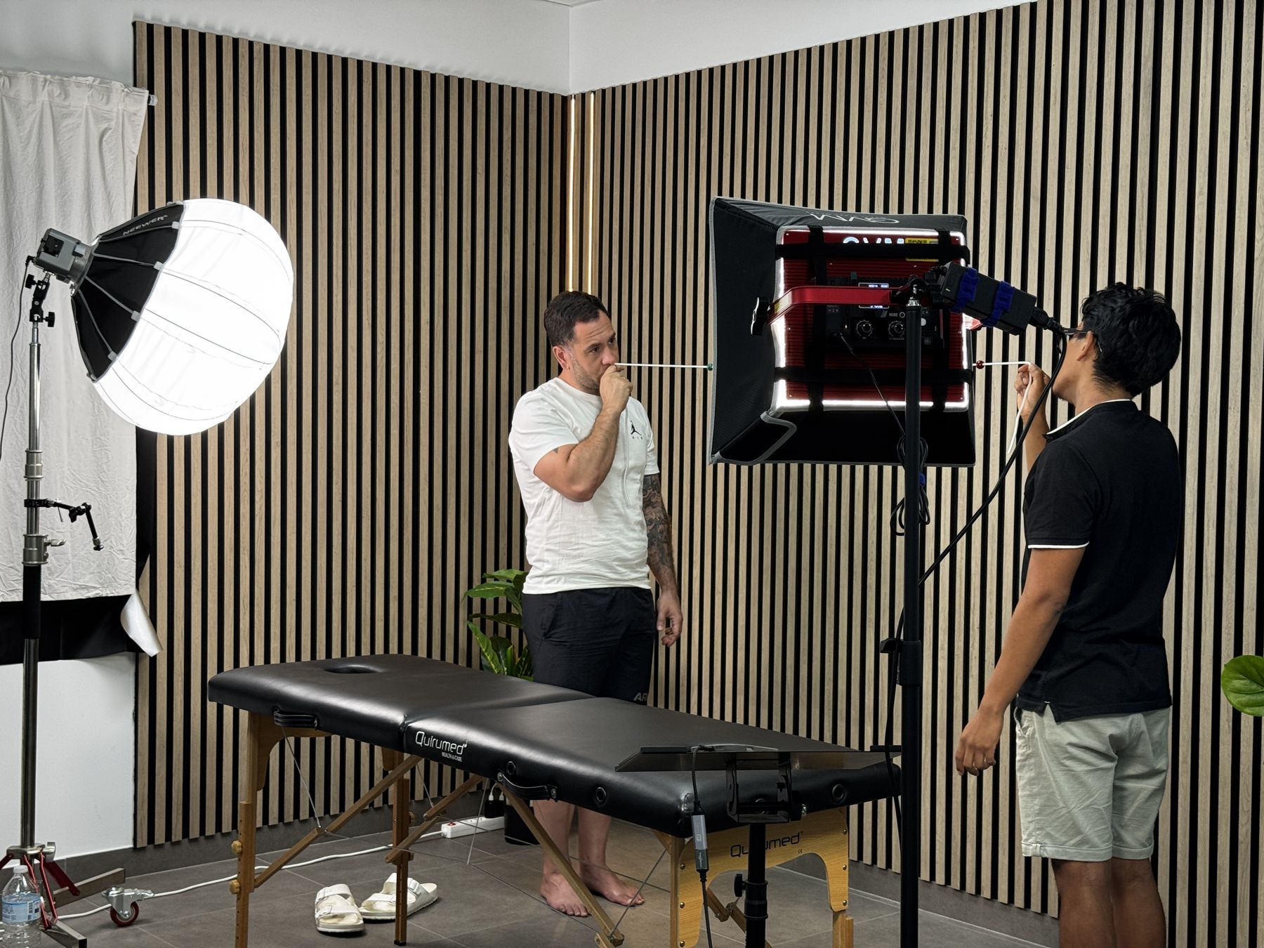 Rodaje con softbox en estudio de fisioterapia