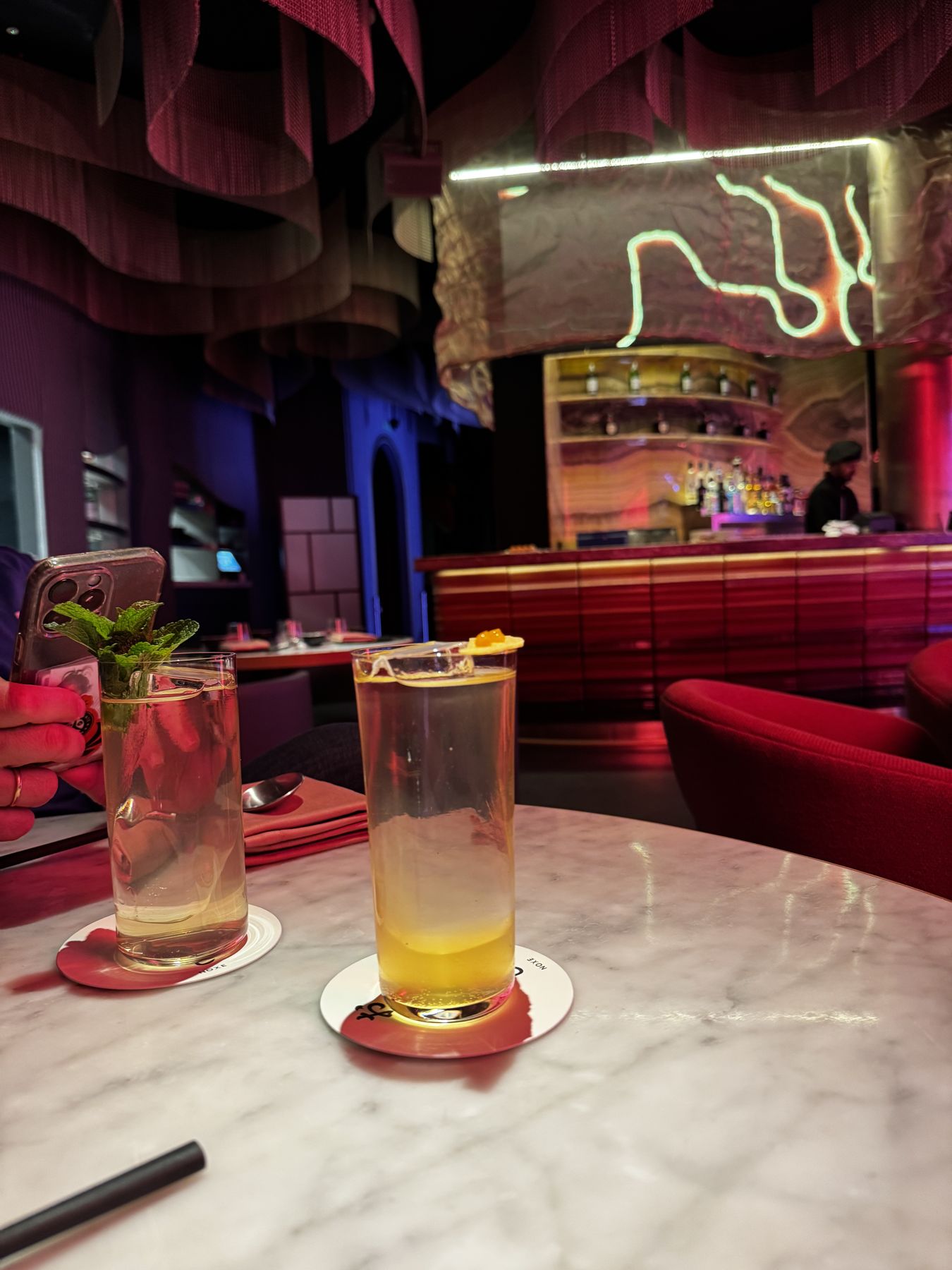 Barra de rooftop de noche